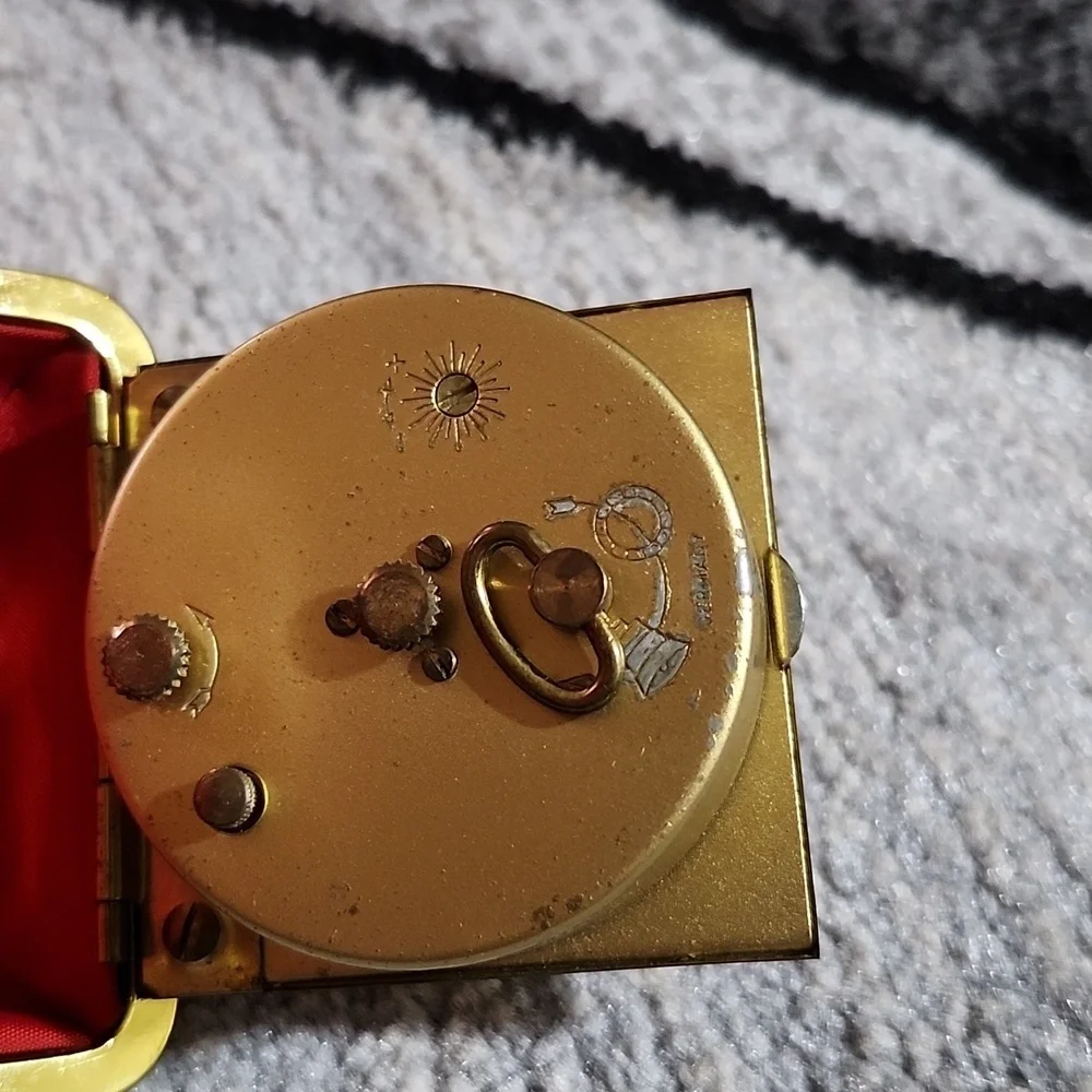1980'S VINTAGE SETH THOMAS WIND-UP TRAVEL ALARM CLOCK RED CASE NO.3801